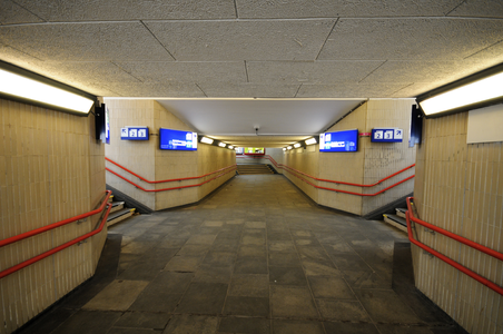 900476 Interieur van het N.S.-station Driebergen-Zeist te Driebergen-Rijsenburg: perrontunnel.